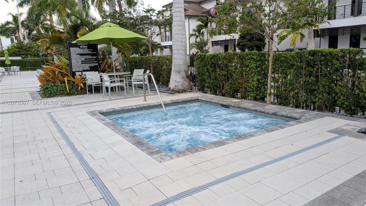 8001 NW 41st St, Unit F-204, Doral, FL 33166 Photo
