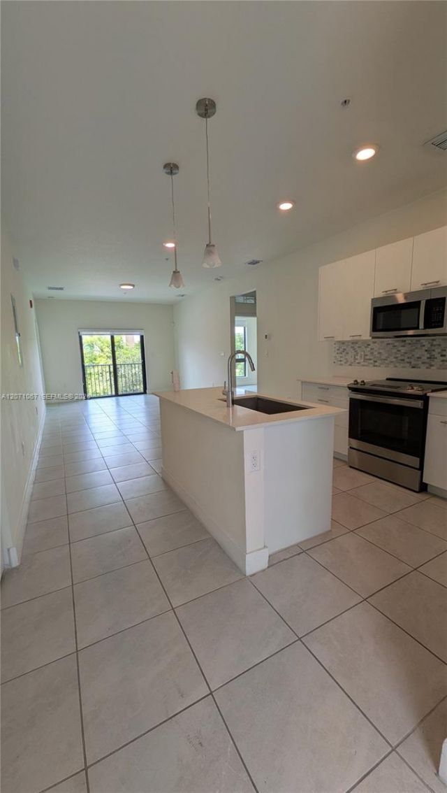 8001 NW 41st St, Unit F-204, Doral, FL 33166 Photo
