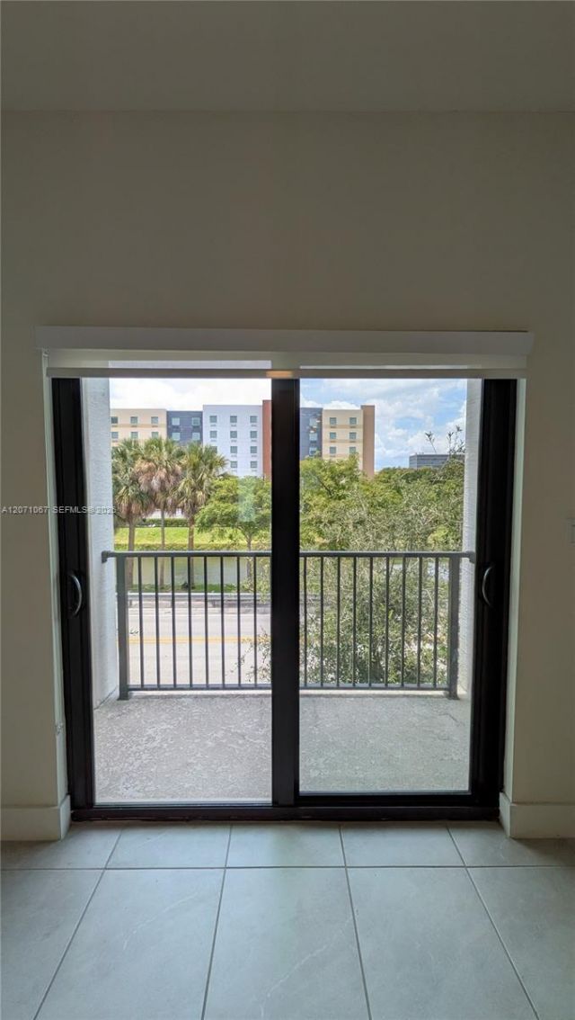 8001 NW 41st St, Unit F-204, Doral, FL 33166 Photo