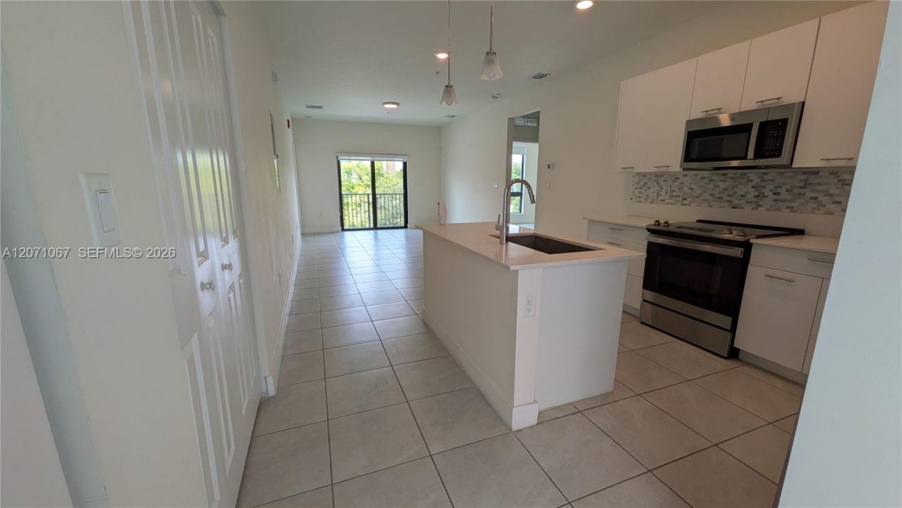 8001 NW 41st St, Unit F-204, Doral, FL 33166 Photo