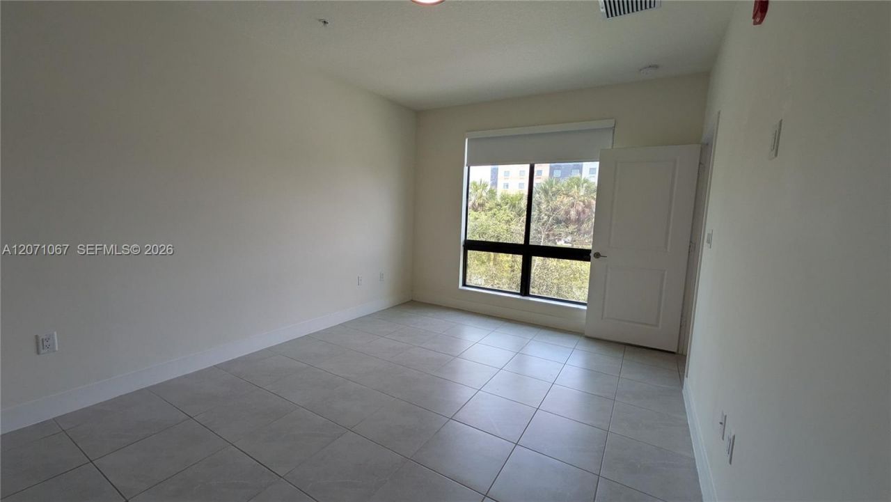 8001 NW 41st St, Unit F-204, Doral, FL 33166 Photo