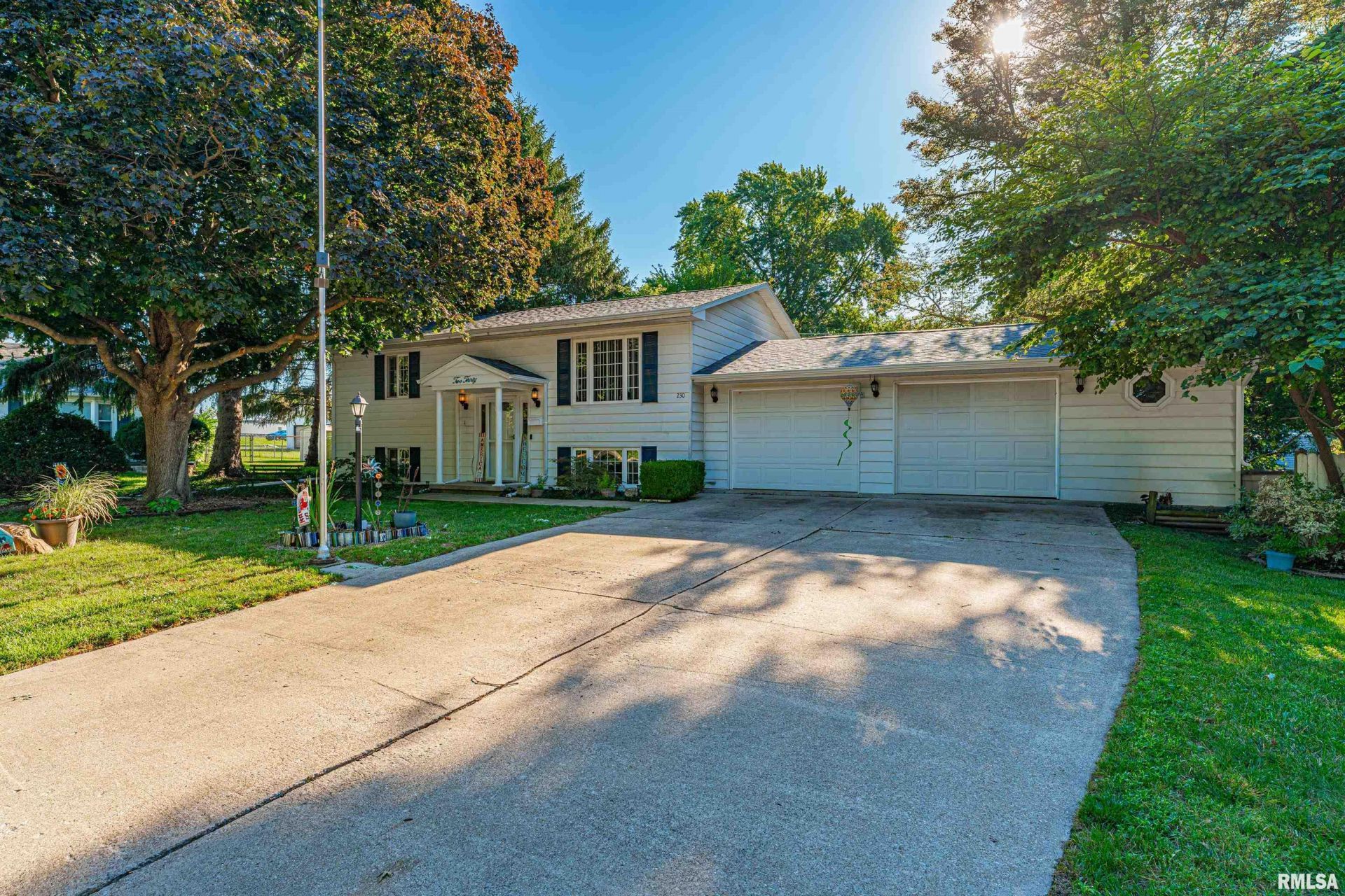 230 White Avenue, Lincoln, IL 62656 Main Photo