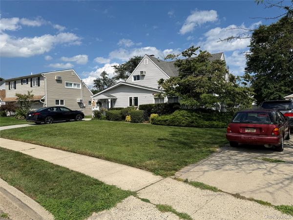 27 Wheelbarrow Lane, Wantagh, NY 11793