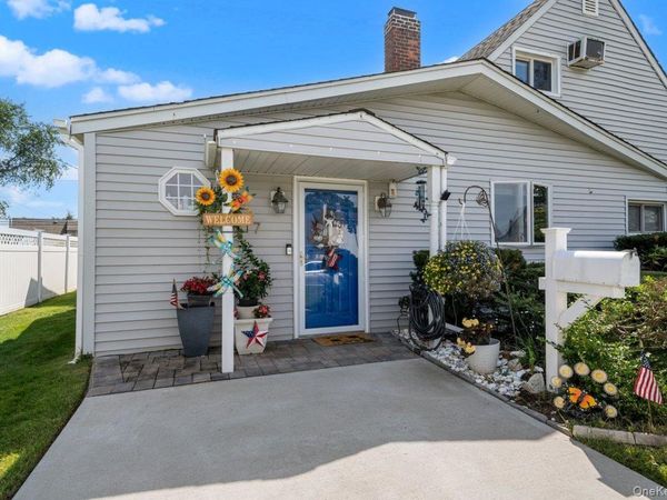 27 Wheelbarrow Lane, Wantagh, NY 11793