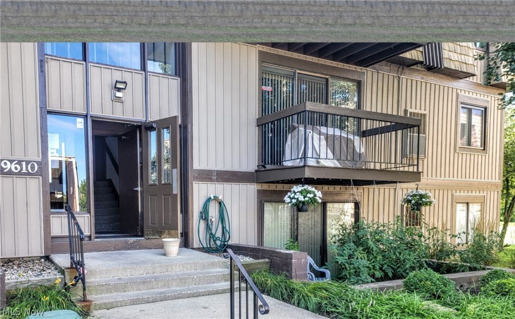 9610 Cove Drive, Unit B18, North Royalton, OH 44133 Main Photo