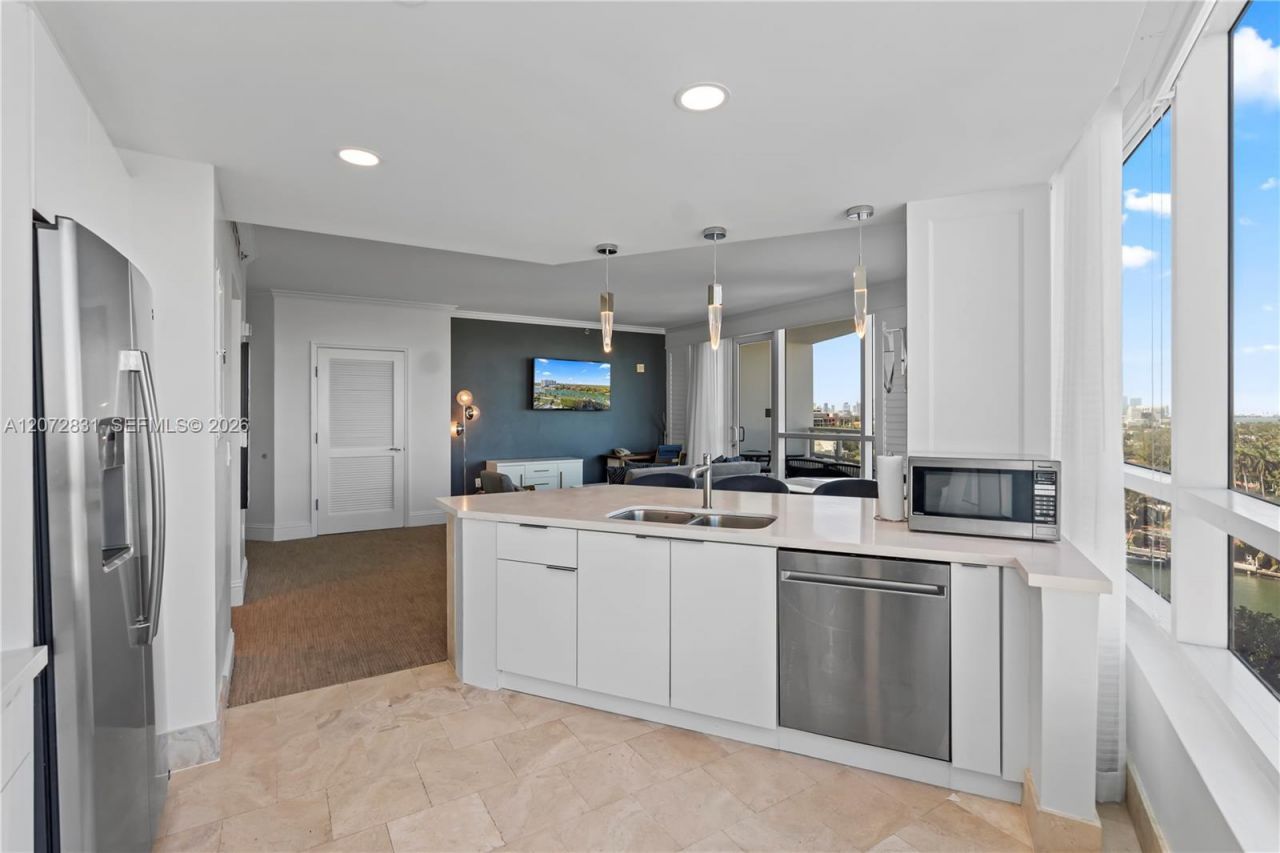 4401 Collins Ave , Unit 915, Miami Beach, FL 33140 Photo