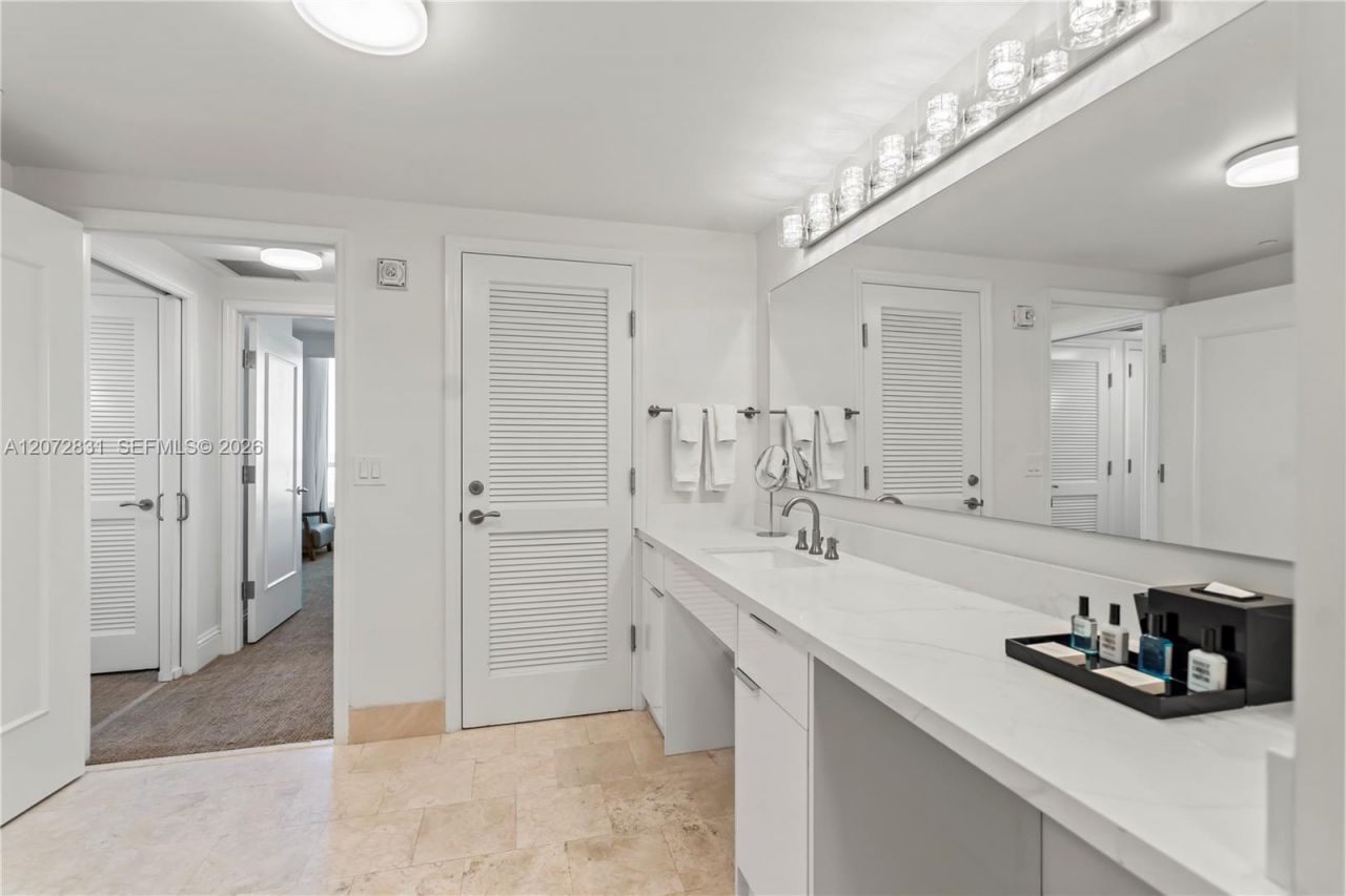 4401 Collins Ave , Unit 915, Miami Beach, FL 33140 Photo