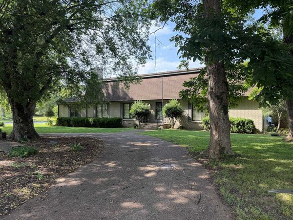 1001 3rd St, Tuscumbia, AL 35674