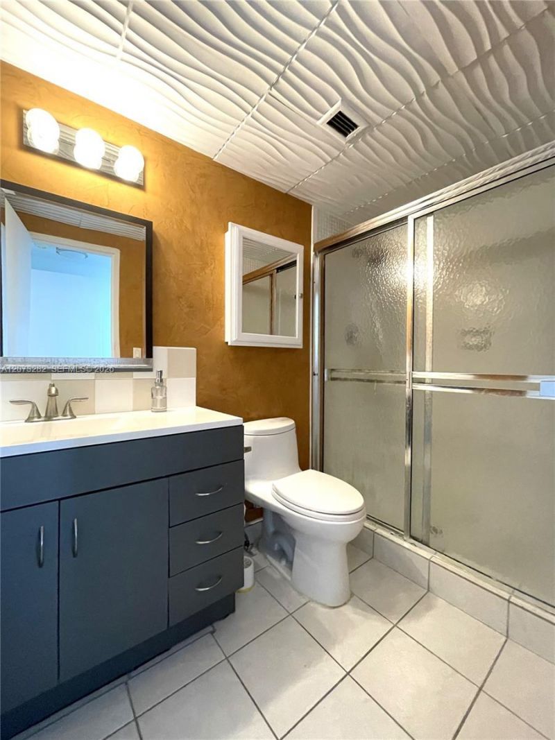 5001 Collins Av, Unit 15D, Miami Beach, FL 33140 Photo