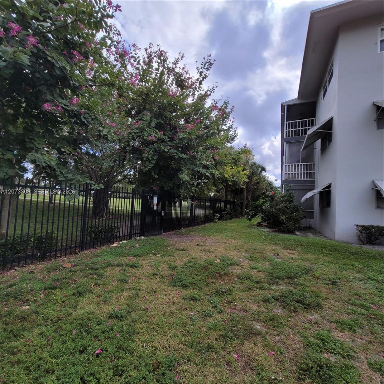 1001 Hillcrest Ct, Unit 215, Hollywood, FL 33021 Photo