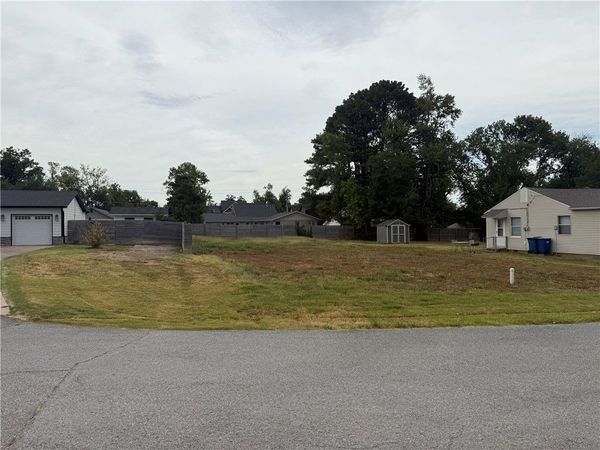 716 NW 6th Street , Bentonville, AR 72712