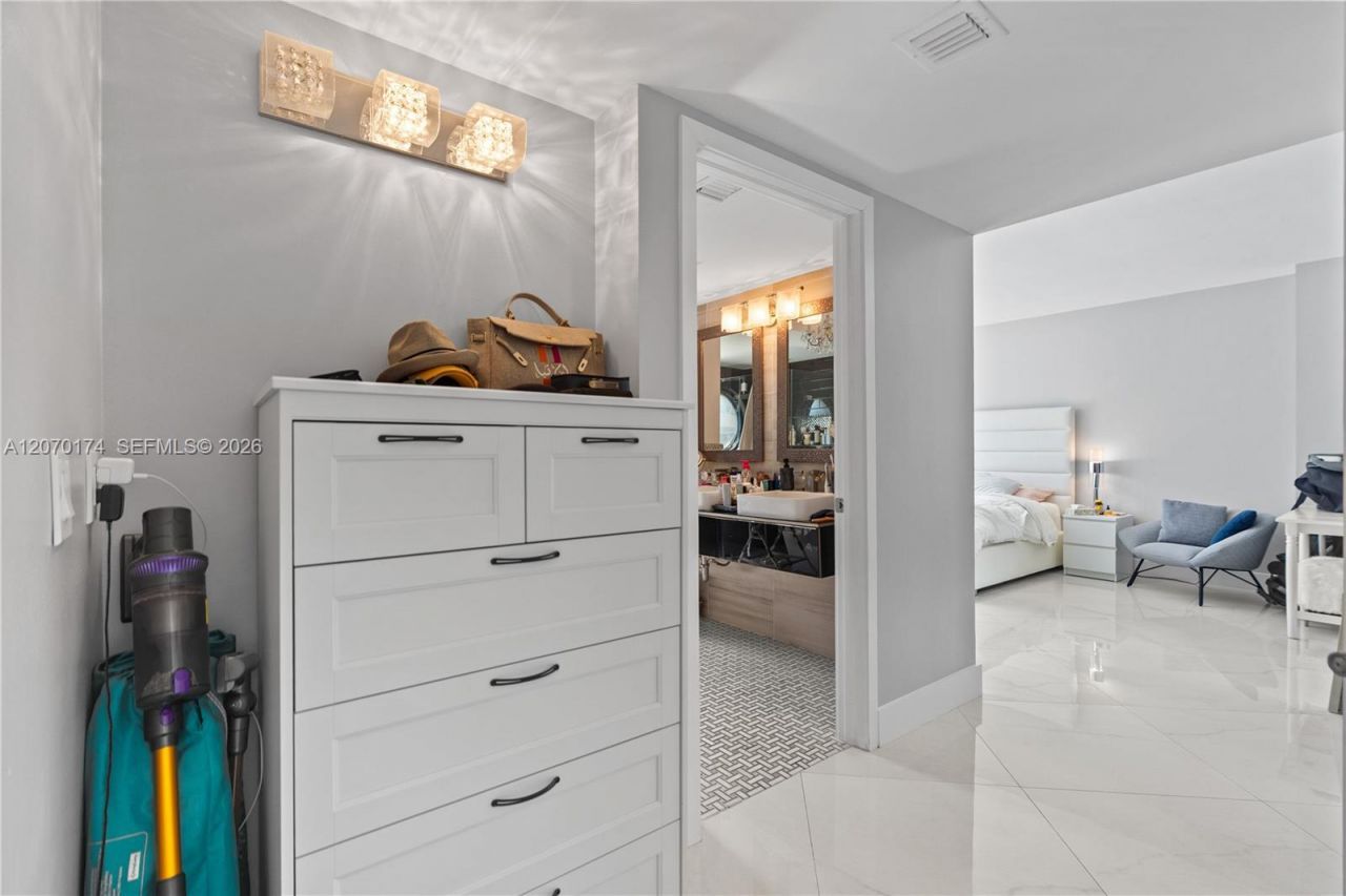 1000 W Island Blvd, Unit 202, Aventura, FL 33160 Photo