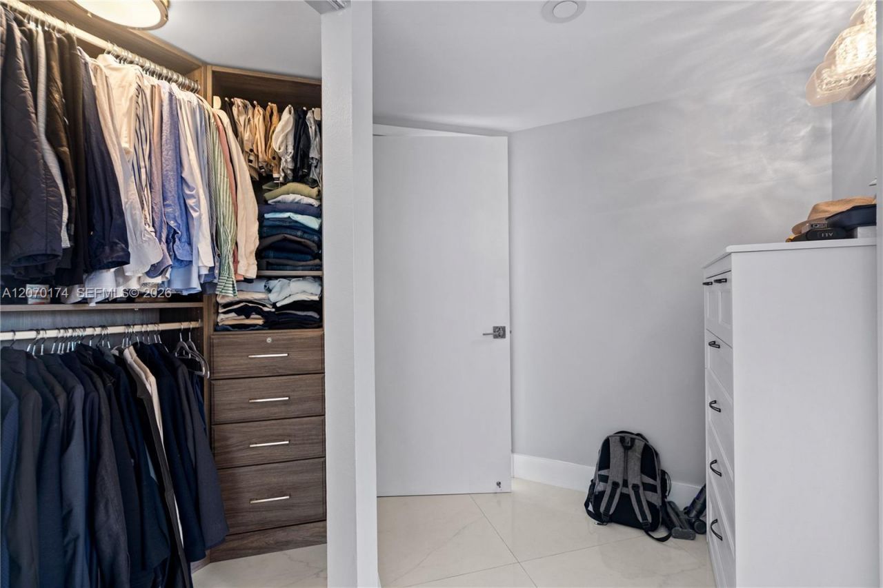 1000 W Island Blvd, Unit 202, Aventura, FL 33160 Photo