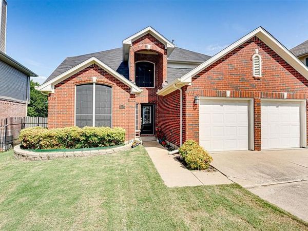 3925 Silver Meadow Lane, Grand Prairie, TX 75052