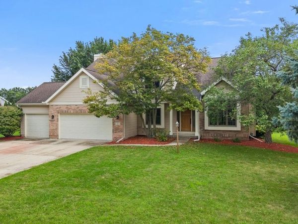2 Cranbrook Circle, Madison, WI 53719