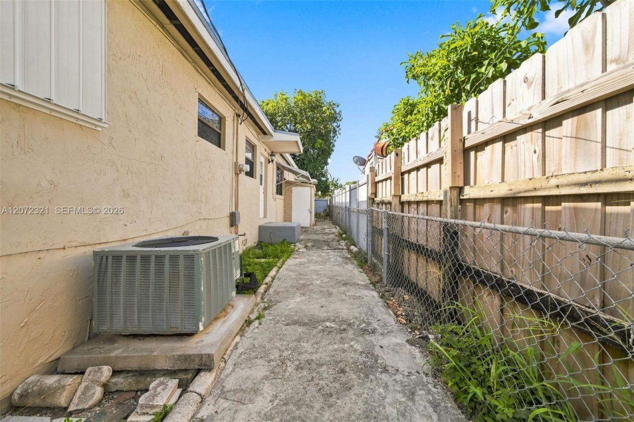 9300 NW 32nd Ct , Unit 9300, Miami, FL 33147 Photo