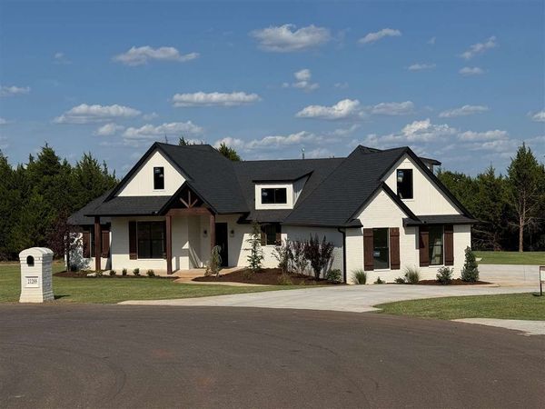 21288 Reserve Cir., Harrah, OK 73045
