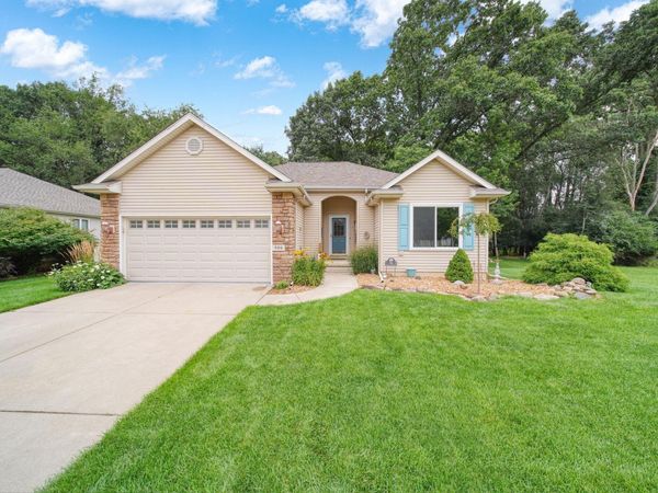 906 Essex Park Drive, Jackson, MI 49203