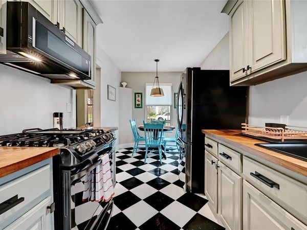 2952 Higgins ST, Austin, TX 78722