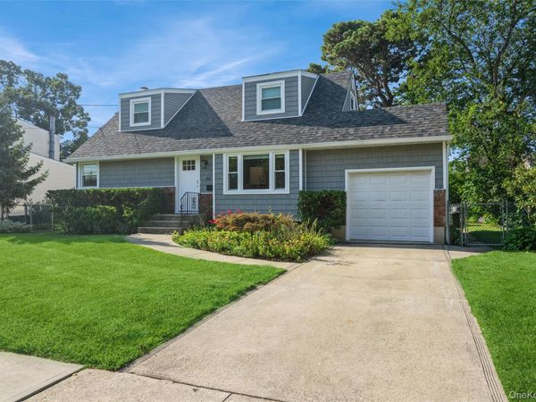 216 N Hawthorne Street, Massapequa, NY 11758