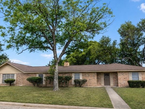201 Oak Lane, Cuero, TX 77954
