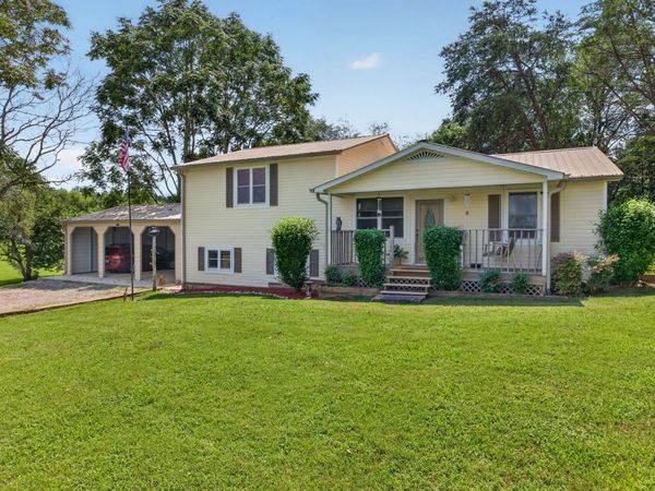165 E Whitehall Rd , Cookeville, TN 38501