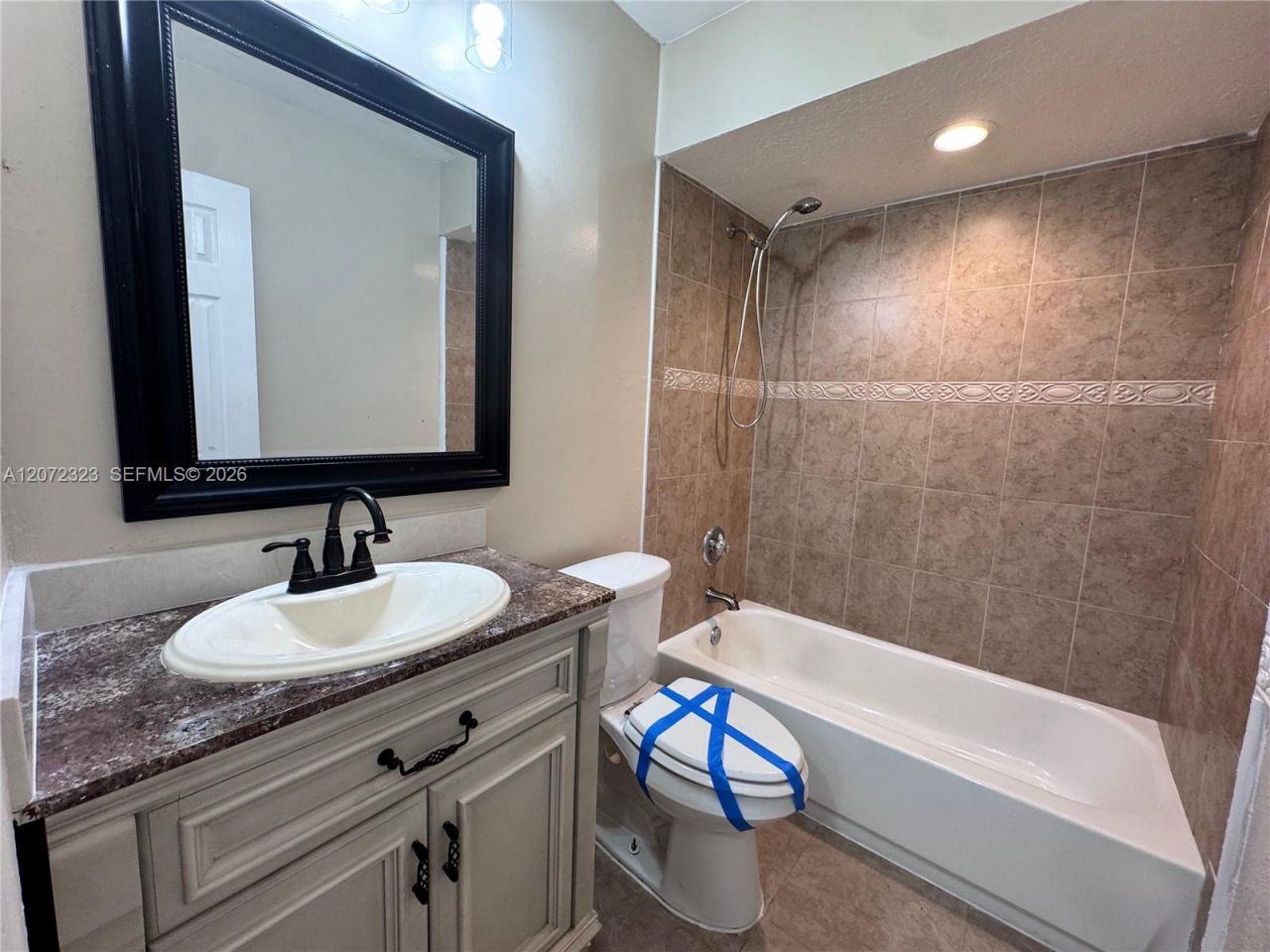 32 Wimbledon Lake Dr , Unit 221, Plantation, FL 33324 Photo