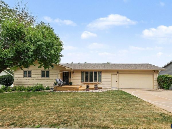 4104 S Birchwood Ave, Sioux Falls, SD 57103