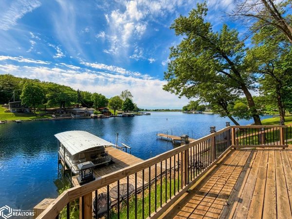 3011 E Lakeshore Drive, Brooklyn, IA 52211