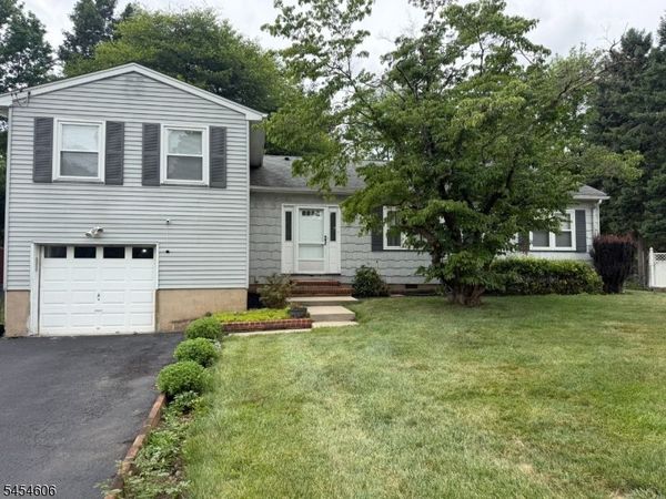 652 Holly Ln, North Brunswick, NJ 08902