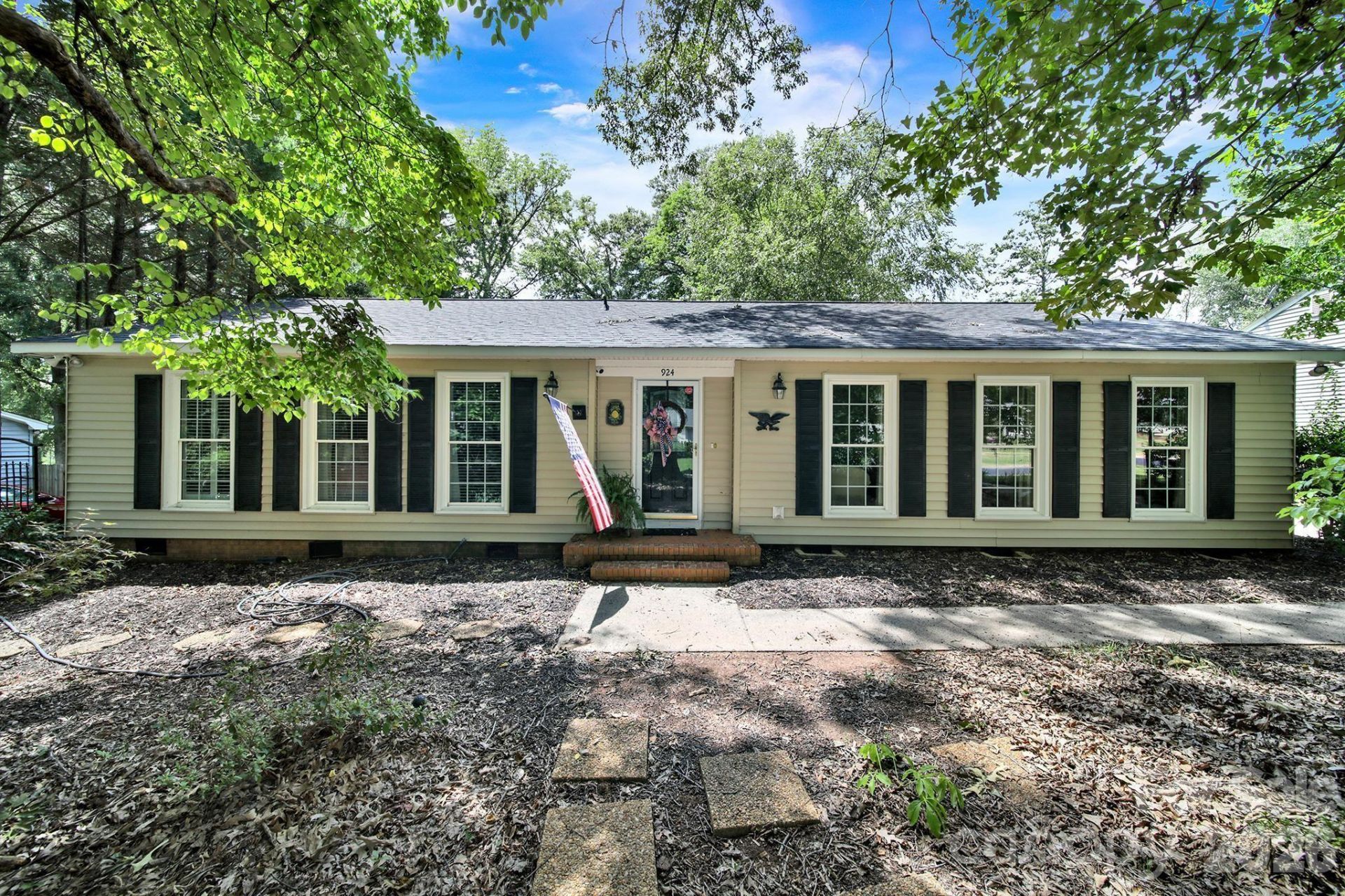 924 Glenshannon Road, Matthews, NC 28105 Main Photo