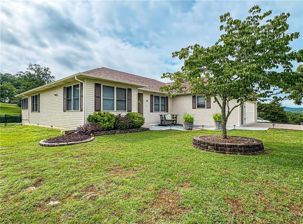 3 Horseshoe Drive , Holiday Island, AR 72631 Main Photo