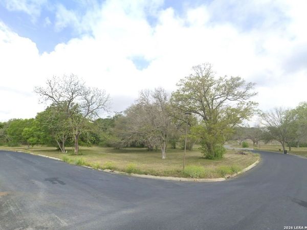 132 W Hampton, Seguin, TX 78155