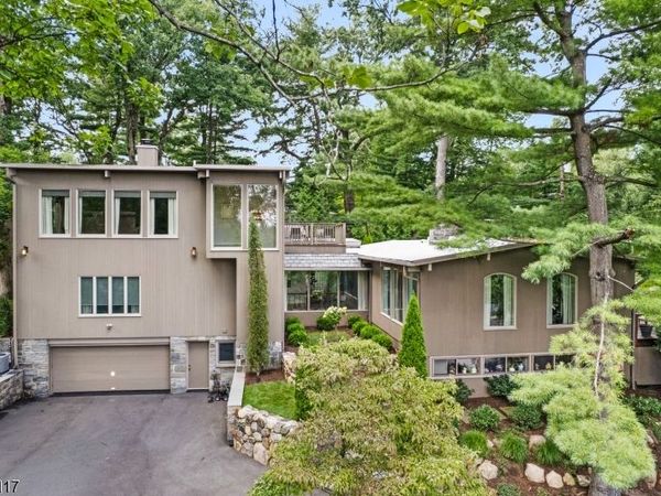 1 Driftway St, Roseland, NJ 07068