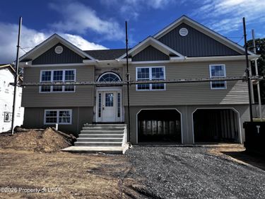 521 Wisteria Drive, Moosic, PA 18507