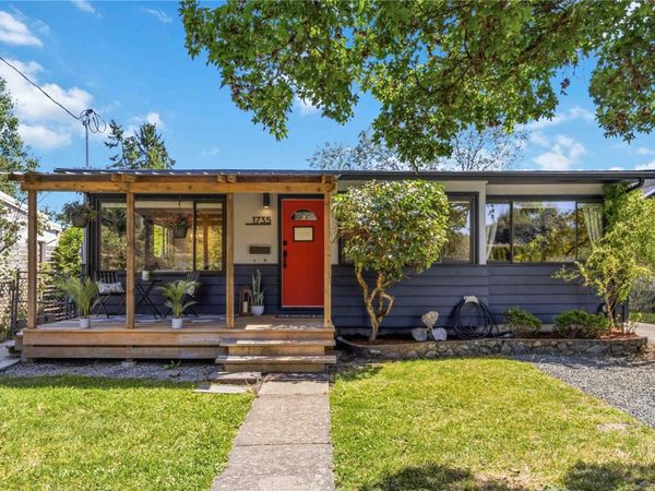 1735 Newton St , Victoria, BC V8R 2R1