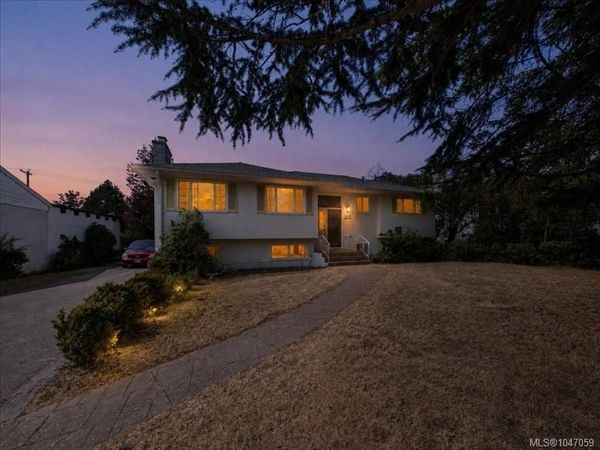 3512 Henderson Rd , Oak Bay, BC V8P 5B1