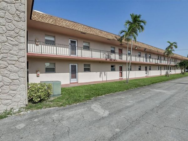 200 Bonnie Blvd , Unit 128, Palm Springs, FL 33461