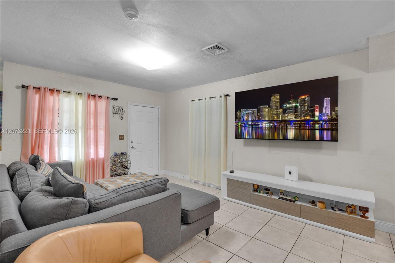 1191 NW 49th St, Miami, FL 33127 Photo