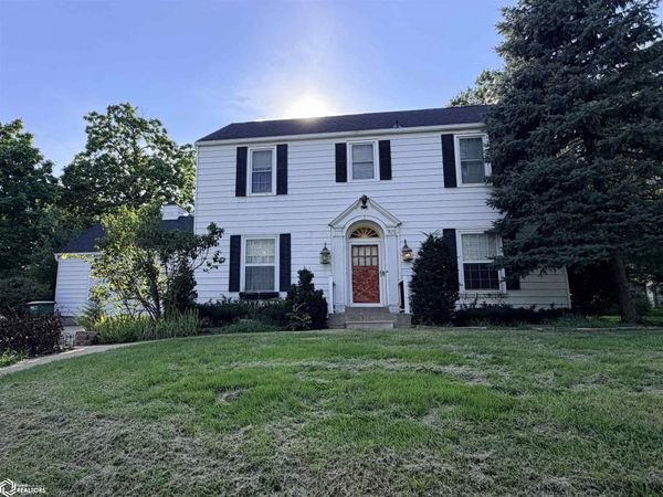 50 N Park Street, Fairfield, IA 52556