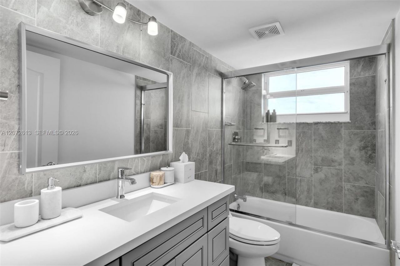 1200 Brickell Bay Dr , Unit 2501, Miami, FL 33131 Photo