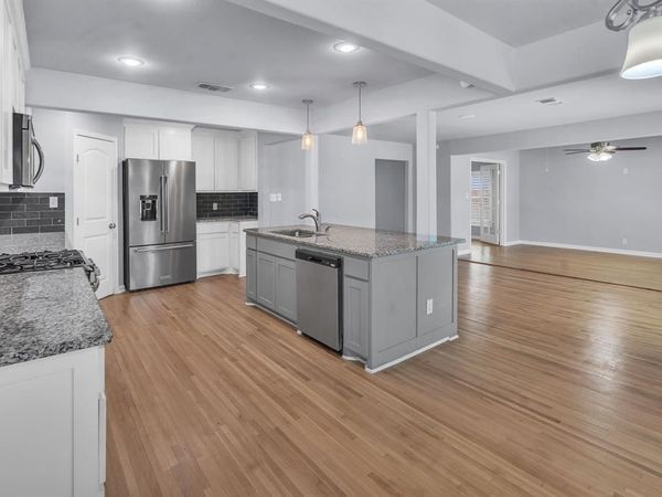 2933 S Hills Avenue, Fort Worth, TX 76109