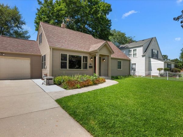 207 S Randall Road , Aurora, IL 60506