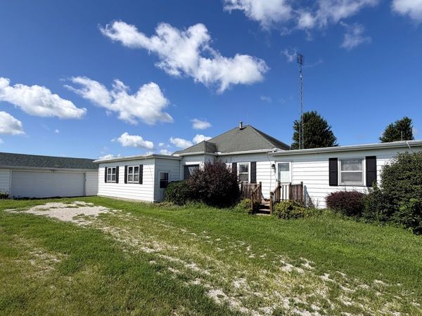 82 N 23rd Road, Peru, IL 61354