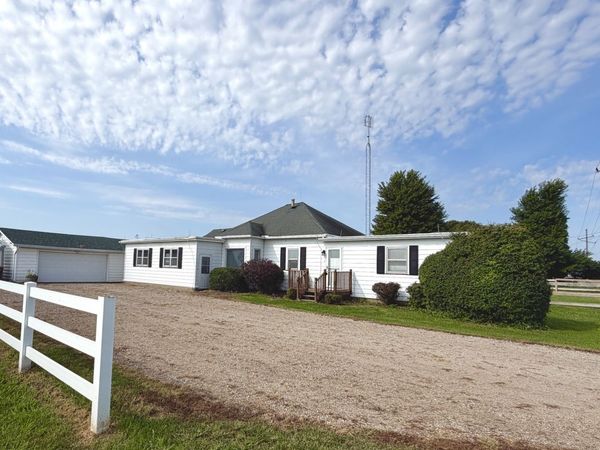 82 N 23rd Road, Peru, IL 61354