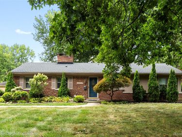 16031 Buckingham Avenue, Beverly Hills Village, Mi 48025