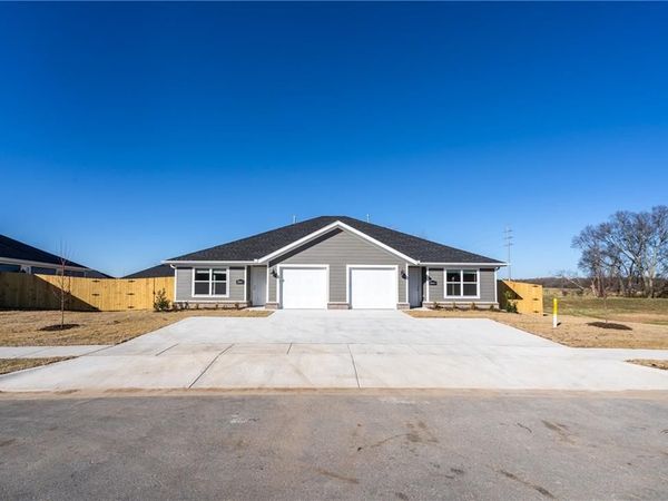 2804 N Teresa Drive , Siloam Springs, AR 72761