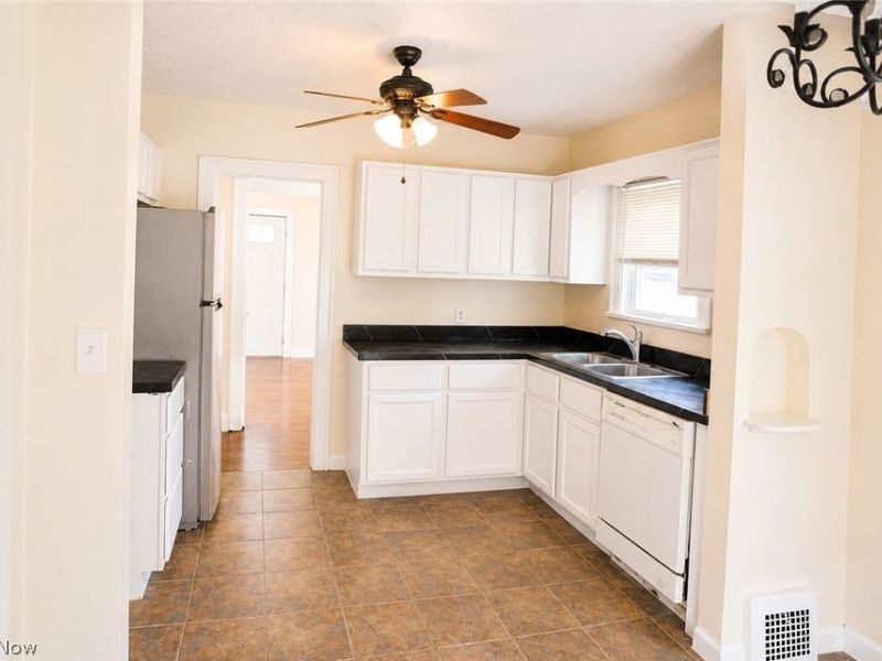 9725 Parkview Avenue , Garfield Heights, OH 44125 Photo 14