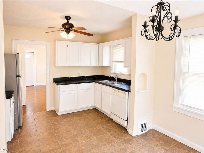 9725 Parkview Avenue , Garfield Heights, OH 44125 Photo 15