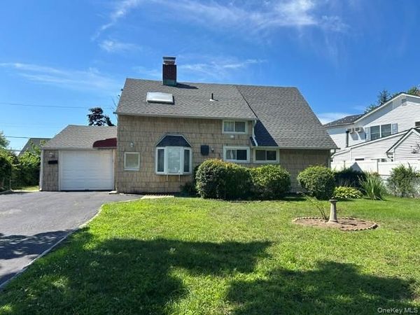 14 Cinder Lane , Hicksville, NY 11801